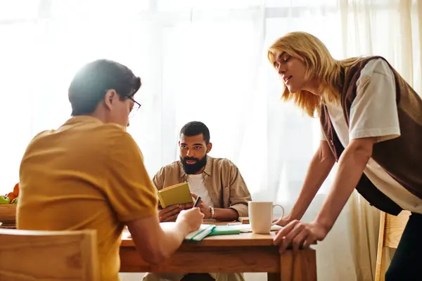 Young men gather in a bright, cozy space to discuss books and share ideas, fostering connection. — Stock Photo