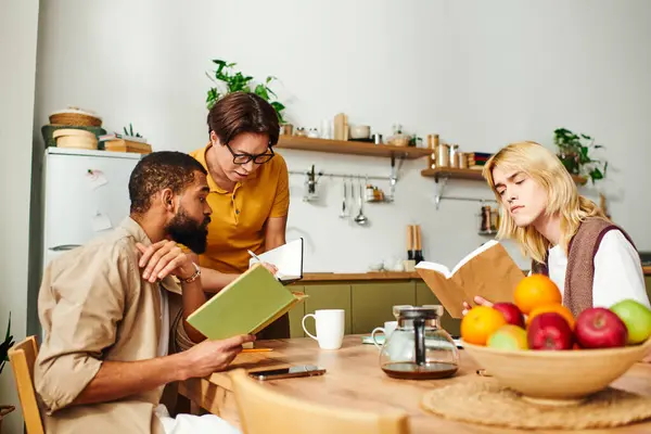 Young men share thoughts on books while enjoying a comfortable and stylish atmosphere together. — Stock Photo