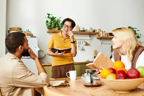 Young handsome men share ideas and insights at a casual book club meeting, creating bonds. — Stock Photo