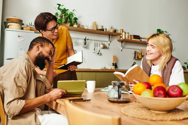 Young men enjoy a lively conversation while sharing books in their stylish living space. — Stock Photo