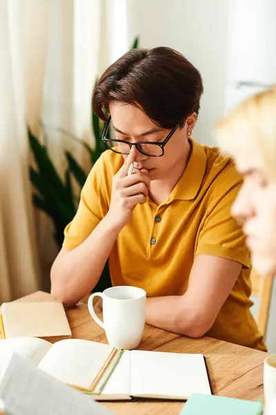 Friends immerse in deep conversations over books while enjoying a cozy atmosphere at home. — Stock Photo