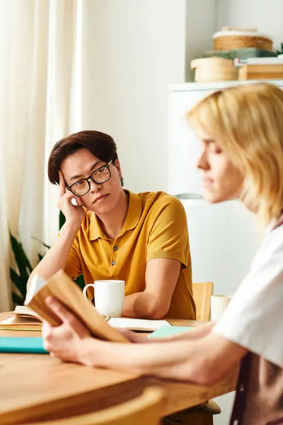 Junge, vielfältige Männer genießen tiefe Diskussionen und gemeinsames Lesen in gemütlicher Wohnatmosphäre. — Stockfoto
