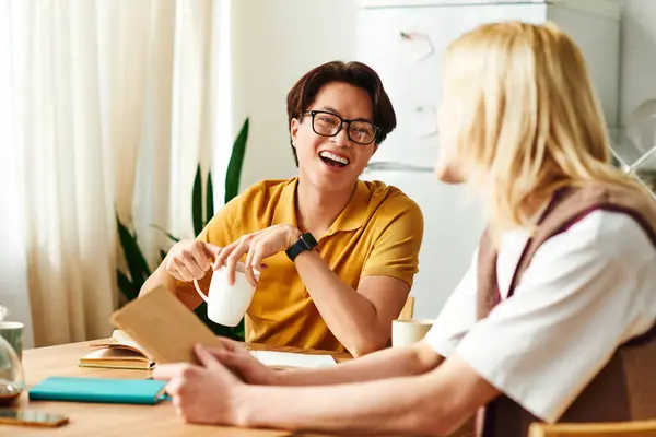 Young men share laughter and ideas over books during a casual gathering in a stylish home setting. — Stock Photo