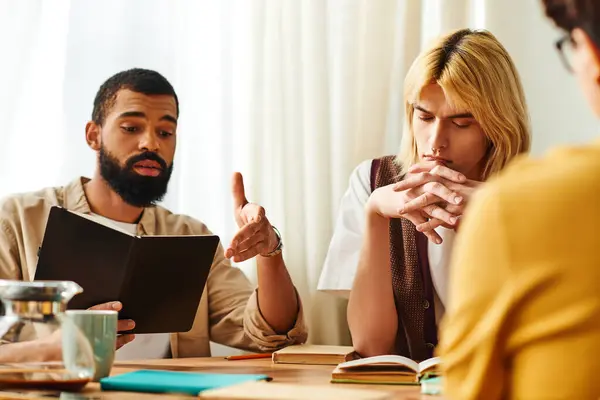Jóvenes comparten ideas apasionadamente en un club de lectura moderno, creando un ambiente cálido y acogedor. - foto de stock
