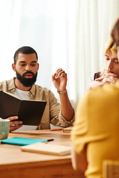 Junge Männer teilen leidenschaftlich Einblicke aus ihren jüngsten Lesungen in einer warmen, einladenden Atmosphäre. — Stockfoto