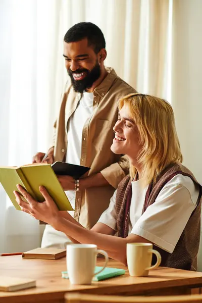 Giovani, uomini diversi condividono idee e risate in un club di lettura informale che si riunisce nella loro casa. — Foto stock