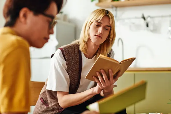Handsome men share ideas and bond over books during a casual speaking club gathering at home. — Stock Photo