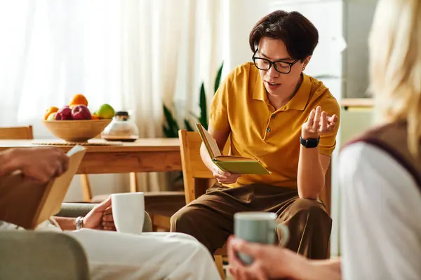 Jóvenes en ropa casual se unen a los libros y comparten ideas en un ambiente acogedor. - foto de stock
