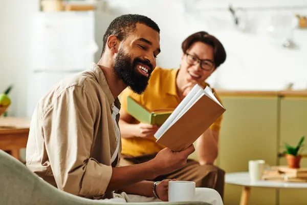 Jóvenes comparten historias y risas durante una animada discusión de libros en un ambiente cómodo. - foto de stock