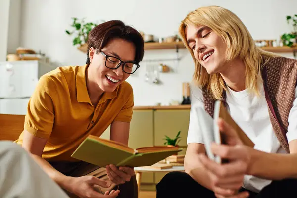 Young men share thoughts on literature during an enjoyable and cozy book club gathering at home. — Stock Photo