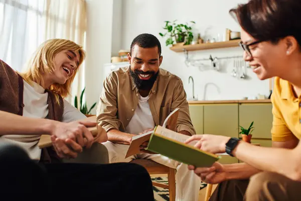 Book club members bond and engage in lively discussions while reading together. — Stock Photo