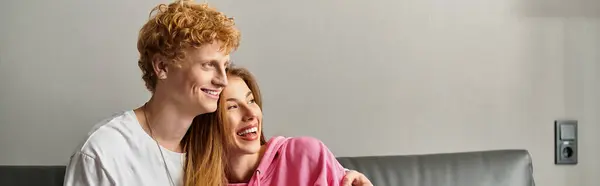 A loving couple enjoy each others company in a stylish hotel room, radiating happiness and warmth. — Stock Photo