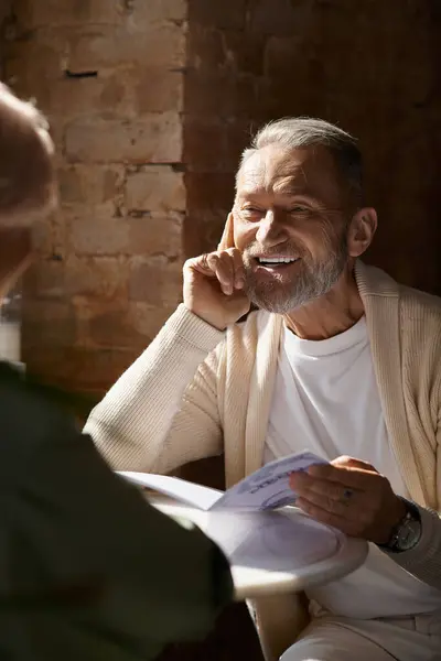 A mature couple enjoys a romantic evening filled with laughter and conversation. — Stock Photo