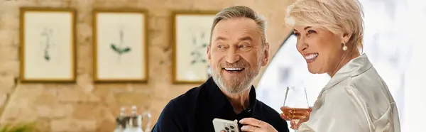 Ein Paar mittleren Alters genießt ein besonderes Date in einer gemütlichen Bar und teilt Lachen und Drinks, Banner — Stockfoto
