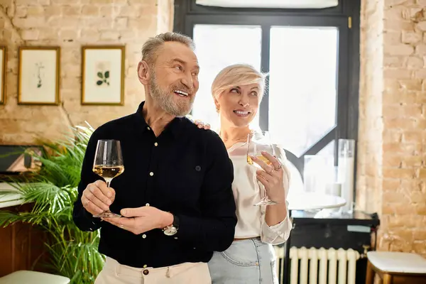 Ein fröhliches Paar lächelt und trinkt bei einem schönen Date in einer bezaubernden Umgebung. — Stockfoto