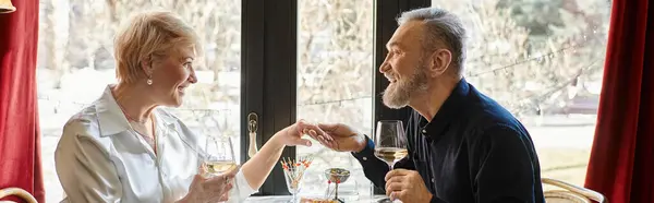 Um casal maduro compartilha um momento especial em um restaurante acolhedor durante um delicioso jantar, banner — Fotografia de Stock