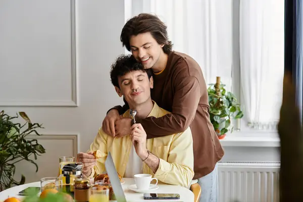 Two men share a sweet breakfast together, surrounded by a warm, inviting atmosphere. — Stock Photo