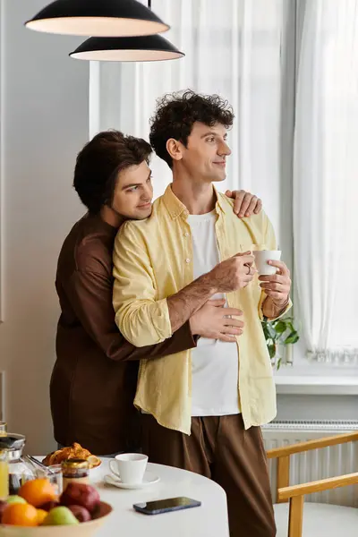 Ein liebevolles homosexuelles Paar genießt einen warmen, fröhlichen Morgen zusammen in seinem modernen Zuhause. — Stockfoto