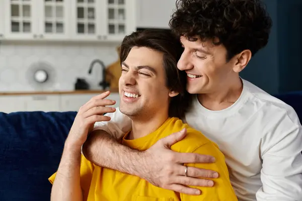 Un couple gay profite d'un moment joyeux ensemble dans leur espace de vie contemporain. — Photo de stock
