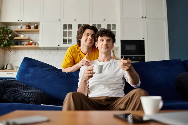 Due uomini gay condividono un caldo abbraccio e una risata mentre si godono il loro tempo in un appartamento chic. — Foto stock