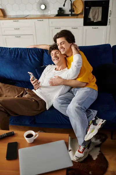 Homosexuelle Paare teilen einen freudigen Moment in ihrer stilvollen Wohnung und genießen die Gesellschaft des jeweils anderen. — Stockfoto