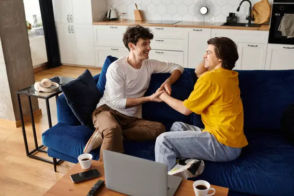 Due uomini, chiaramente innamorati, si godono un momento caldo insieme in un appartamento moderno. — Foto stock
