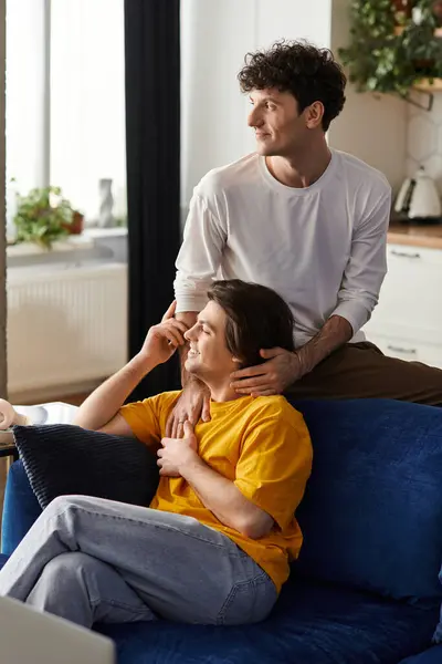 In a chic apartment, two gay men share a loving moment, radiating joy and connection together. — Stock Photo