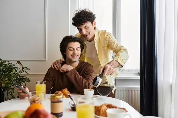 Homosexuelle Paare frühstücken zusammen in einem zeitgenössischen Wohnzimmer voller Liebe. — Stockfoto
