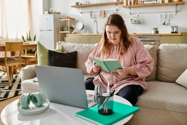 In a warm and inviting home, a young woman explores a book, radiating joy and comfort. — Stock Photo