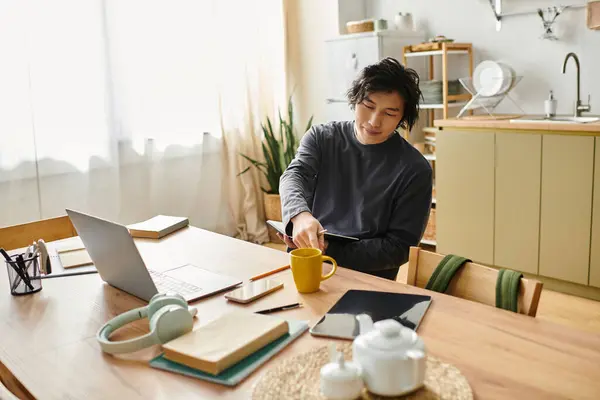 A dedicated student engaged in e-learning, surrounded by study materials and a cozy atmosphere. — Stock Photo