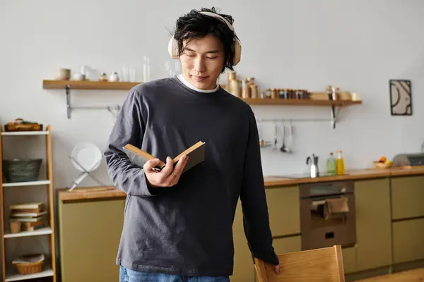 A student studies intently from home wearing headphones, exploring new knowledge and ideas. — Stock Photo
