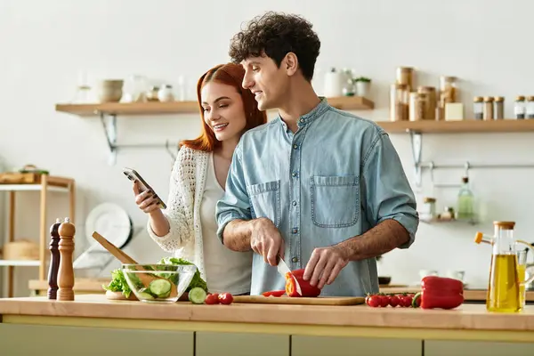 Pareja cocineros alegres juntos, compartiendo sonrisas y un momento especial en su cocina. - foto de stock