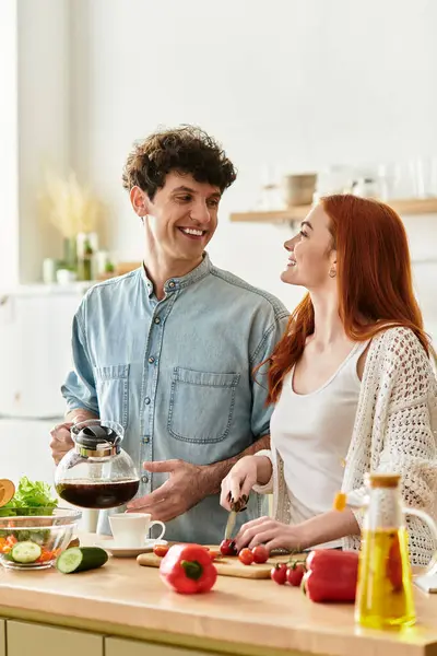 A young couple enjoys each others company while preparing a meal, filled with joy and connection. — Stock Photo
