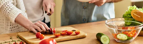 A happy couple shares intimate moments while preparing a fresh meal together at home. — Stock Photo