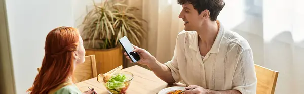 Um casal desfruta de tempo de qualidade juntos, compartilhando histórias e risos ao longo de uma deliciosa refeição em casa. — Fotografia de Stock