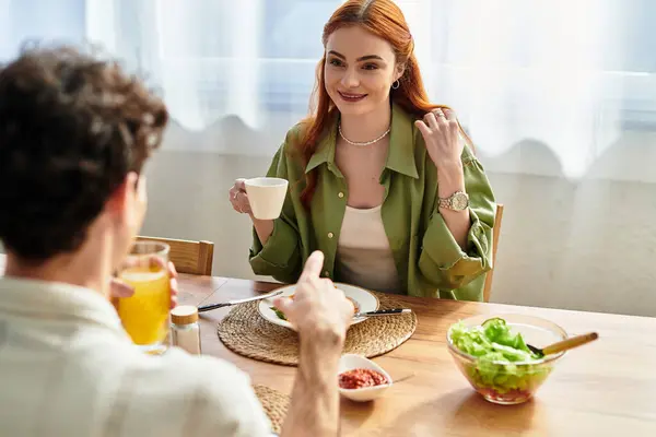 Una pareja alegre comparte un desayuno acogedor, sonrisas, amor y recuerdos inolvidables. - foto de stock