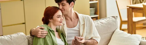 Любляча пара ділиться посмішками і прихильністю у своїй затишній вітальні. — стокове фото