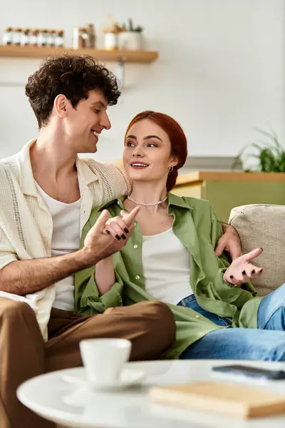 Delighted couple shares laughter and joy while spending quality time on a relaxed evening at home. — Stock Photo