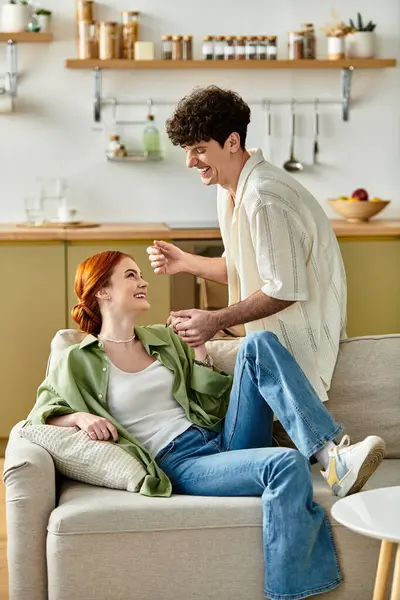 Молода пара ділиться сміхом і теплом разом у своєму будинку. — стокове фото