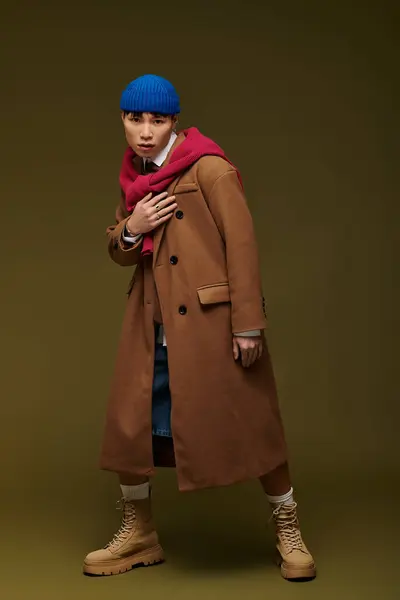 A young, handsome man stands strikingly in fashionable attire, exuding confidence and style. — Stock Photo