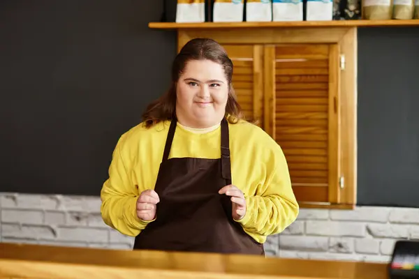 Una joven con síndrome de Down está orgullosa en un café, irradiando confianza y calidez. - foto de stock