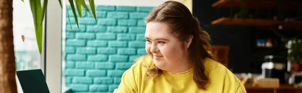 Una joven con síndrome de Down destila confianza en un animado café, disfrutando del ambiente. - foto de stock