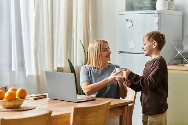 Una madre e un figlio condividono un momento caldo a casa, mostrando amore e insieme. — Foto stock