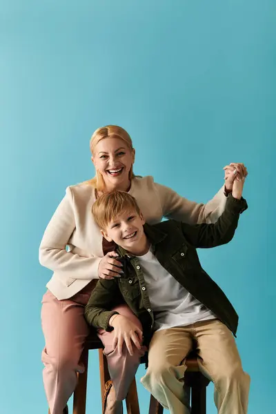 A mother and son share a heartfelt embrace, radiating joy and love as they bond together. — Stock Photo