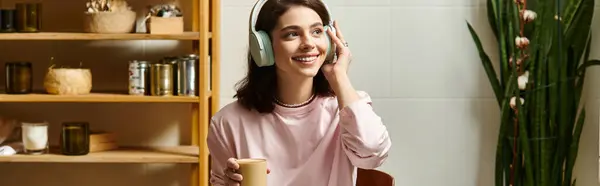 Atmosfera brilhante cheia de plantas como uma mulher alegre ouve música e saboreia café, banner — Fotografia de Stock
