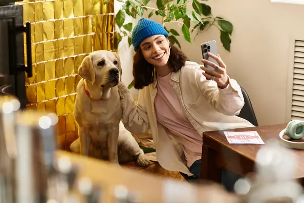 A young woman enjoys a delightful moment with her labrador at a stylish cafe while taking a selfie. — Stock Photo