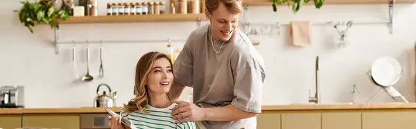 Stylish couple shares a sweet moment in their cozy kitchen, bringing love to life. — Stock Photo