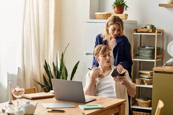 A couple shares a tender moment in their bright, stylish home, exploring creativity and love. — Stock Photo
