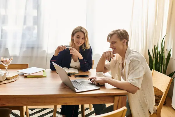 A stylish couple shares a warm afternoon at home, engaged in creativity and connection. — Stock Photo
