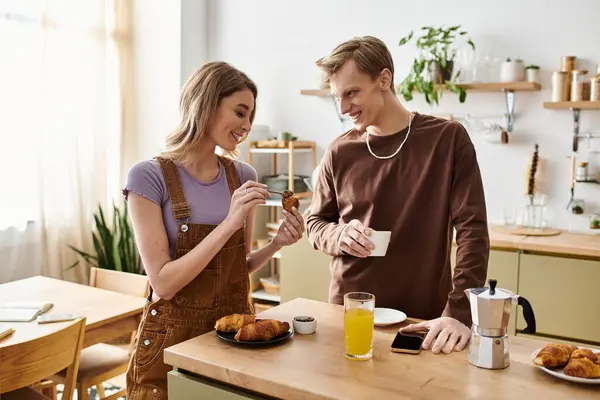 A couple shares smiles and conversation during a lovely breakfast together. — Stock Photo